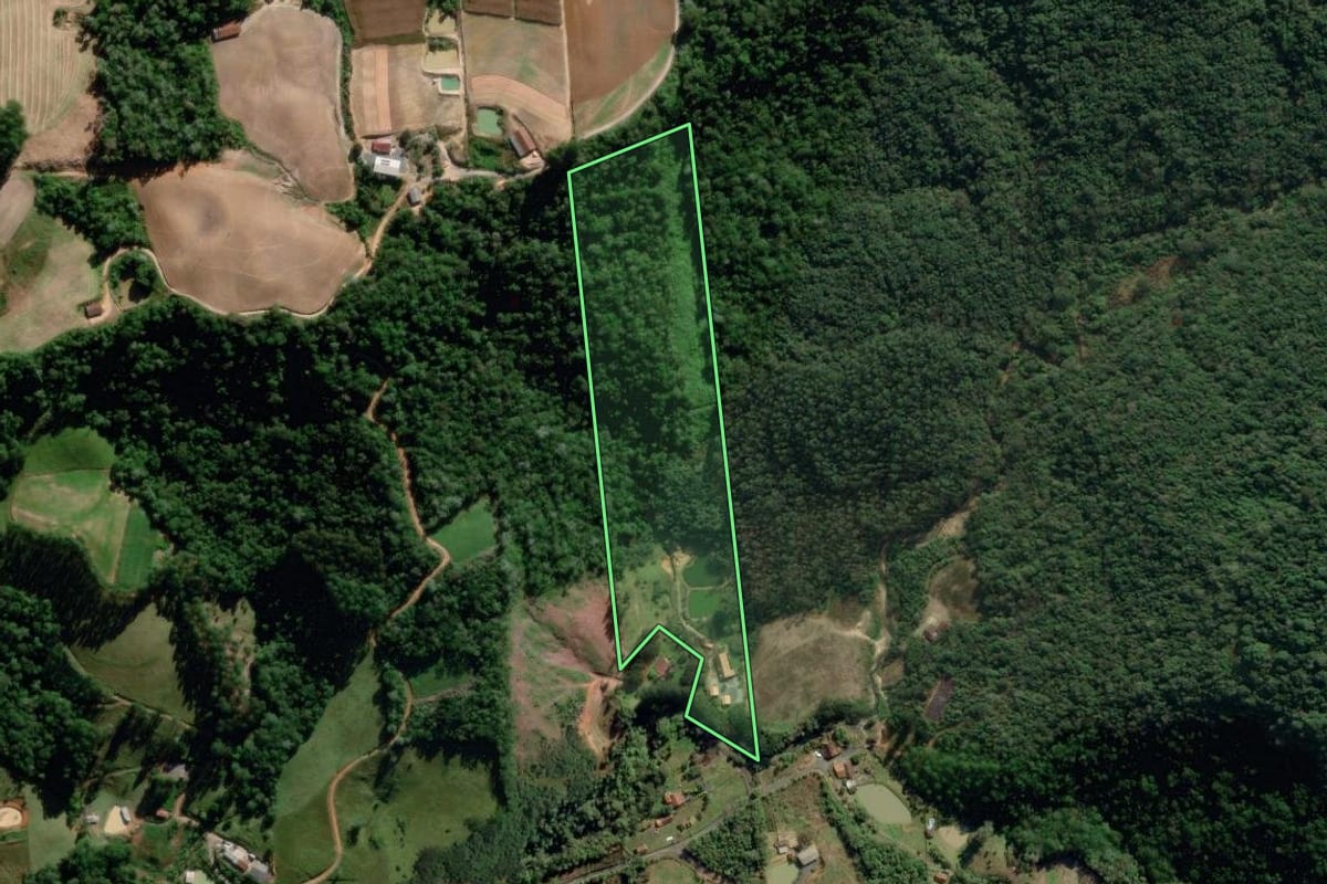 Imagem de satélite do imóvel rural em Aurora (SC), com o contorno declarado no CAR desenhado por cima.