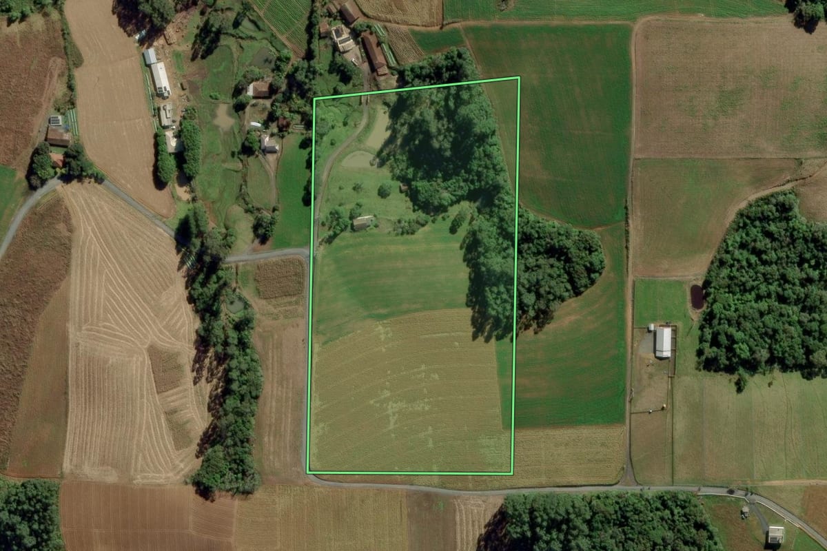Imagem de satélite do imóvel rural em Aurora (SC), com o contorno declarado no CAR desenhado por cima.