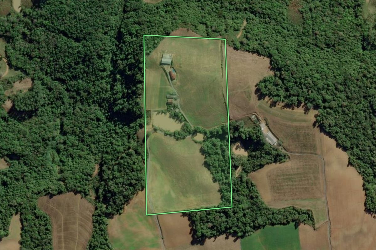 Imagem de satélite do imóvel rural em Aurora (SC), com o contorno declarado no CAR desenhado por cima.