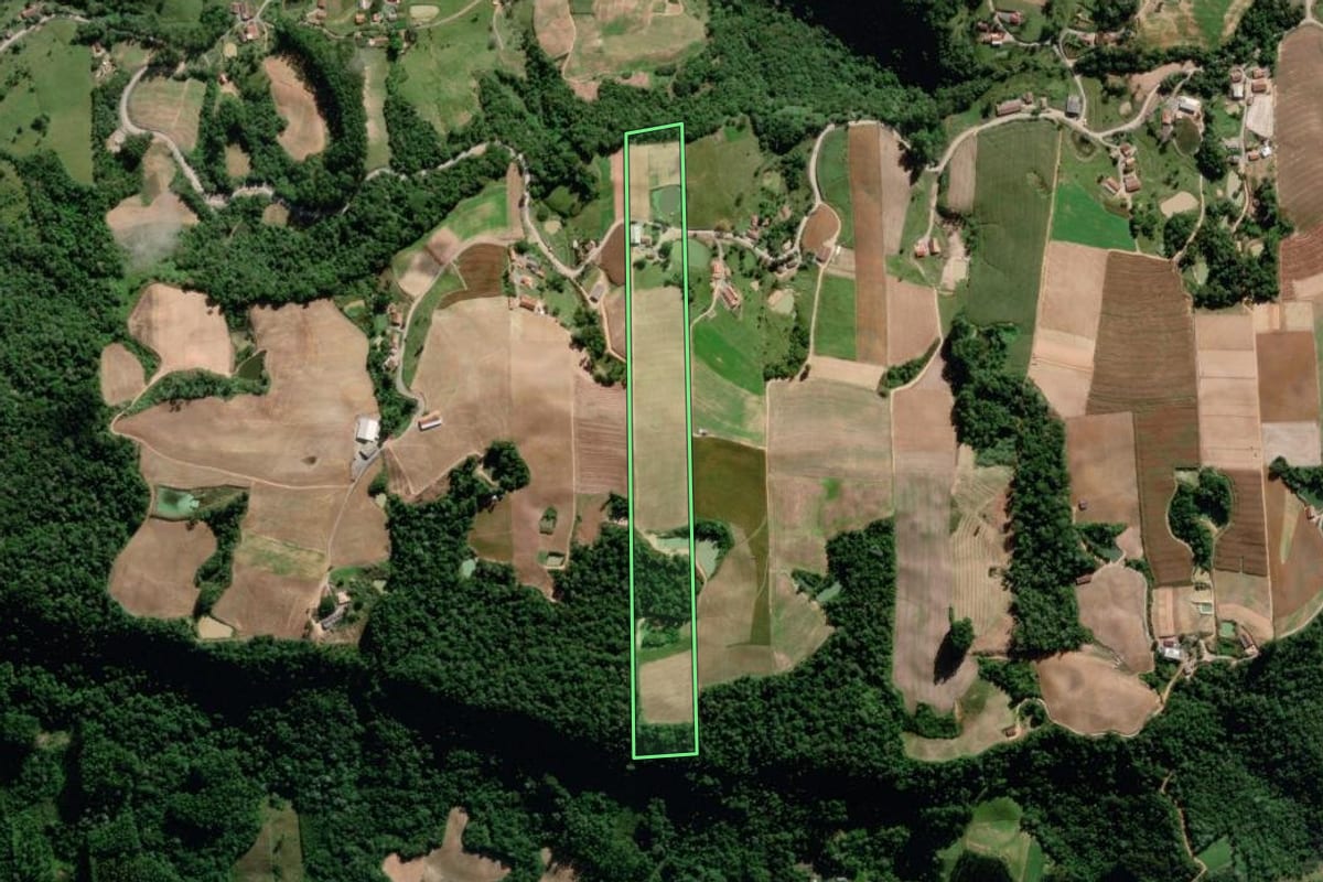Imagem de satélite do imóvel rural em Aurora (SC), com o contorno declarado no CAR desenhado por cima.