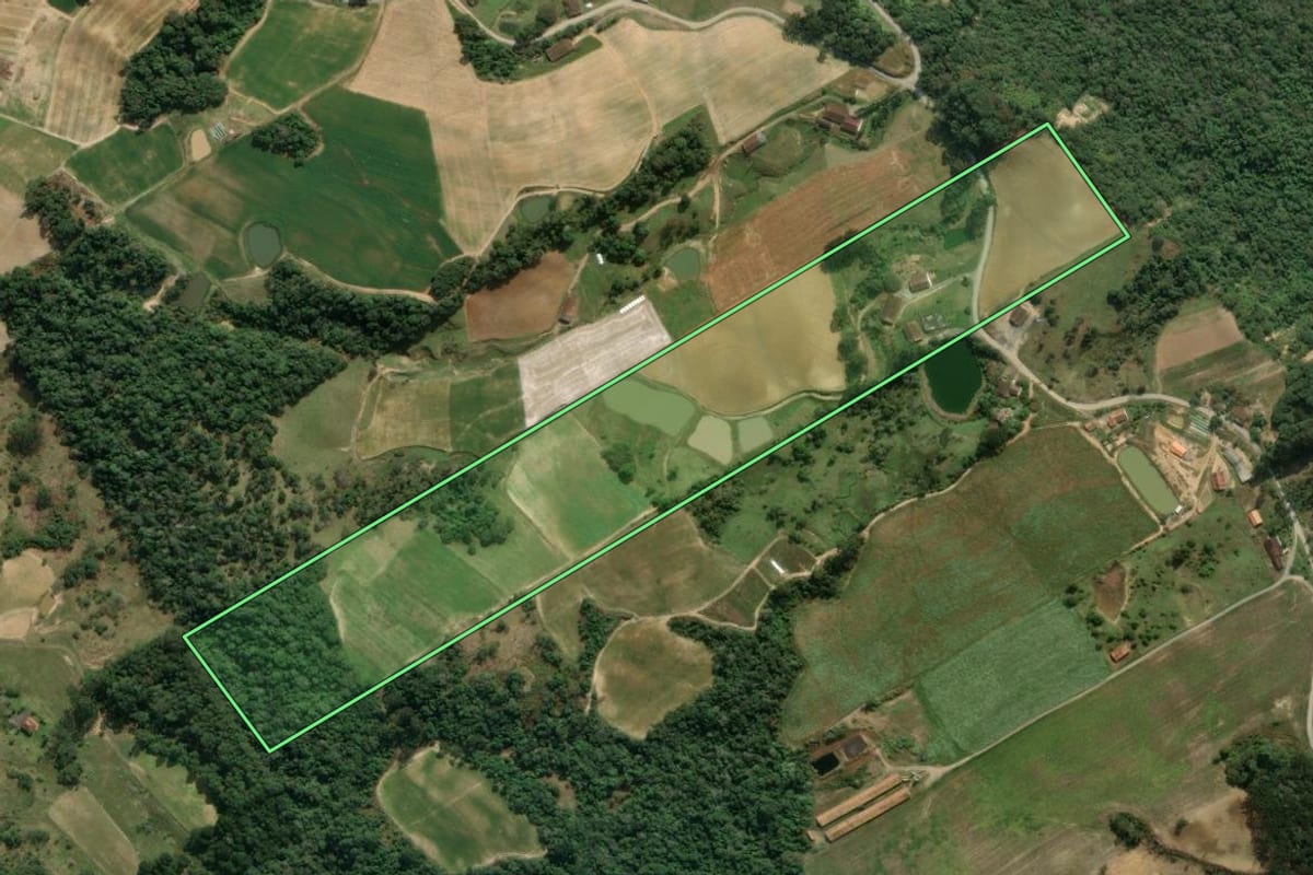 Imagem de satélite do imóvel rural em Aurora (SC), com o contorno declarado no CAR desenhado por cima.