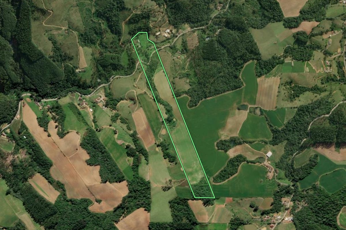 Imagem de satélite do imóvel rural em Aurora (SC), com o contorno declarado no CAR desenhado por cima.