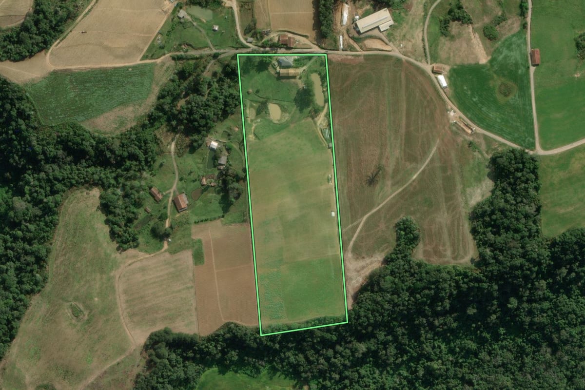 Imagem de satélite do imóvel rural em Aurora (SC), com o contorno declarado no CAR desenhado por cima.