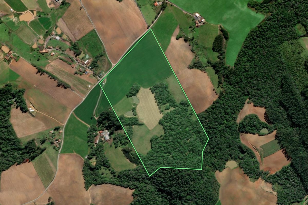 Imagem de satélite do imóvel rural em Aurora (SC), com o contorno declarado no CAR desenhado por cima.