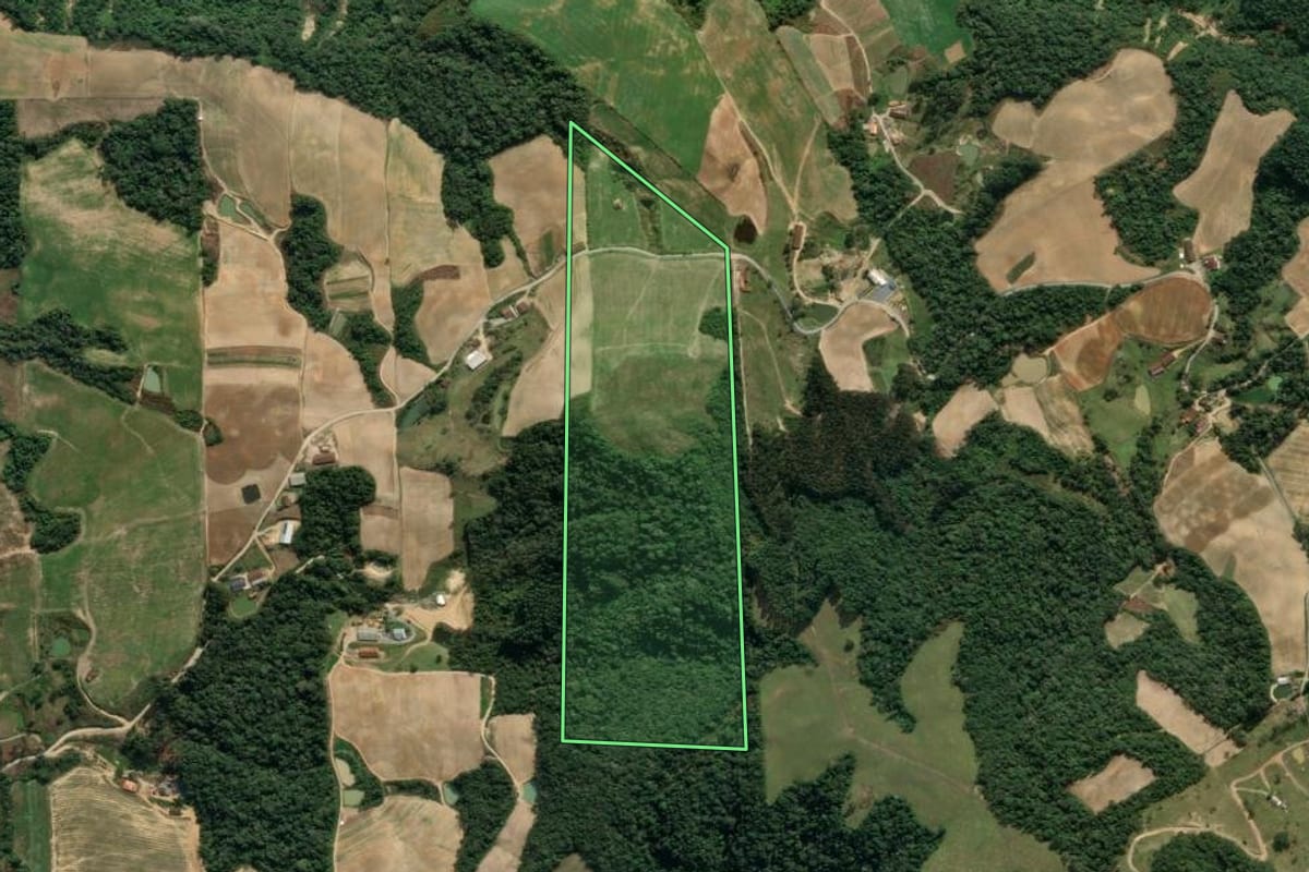 Imagem de satélite do imóvel rural em Aurora (SC), com o contorno declarado no CAR desenhado por cima.