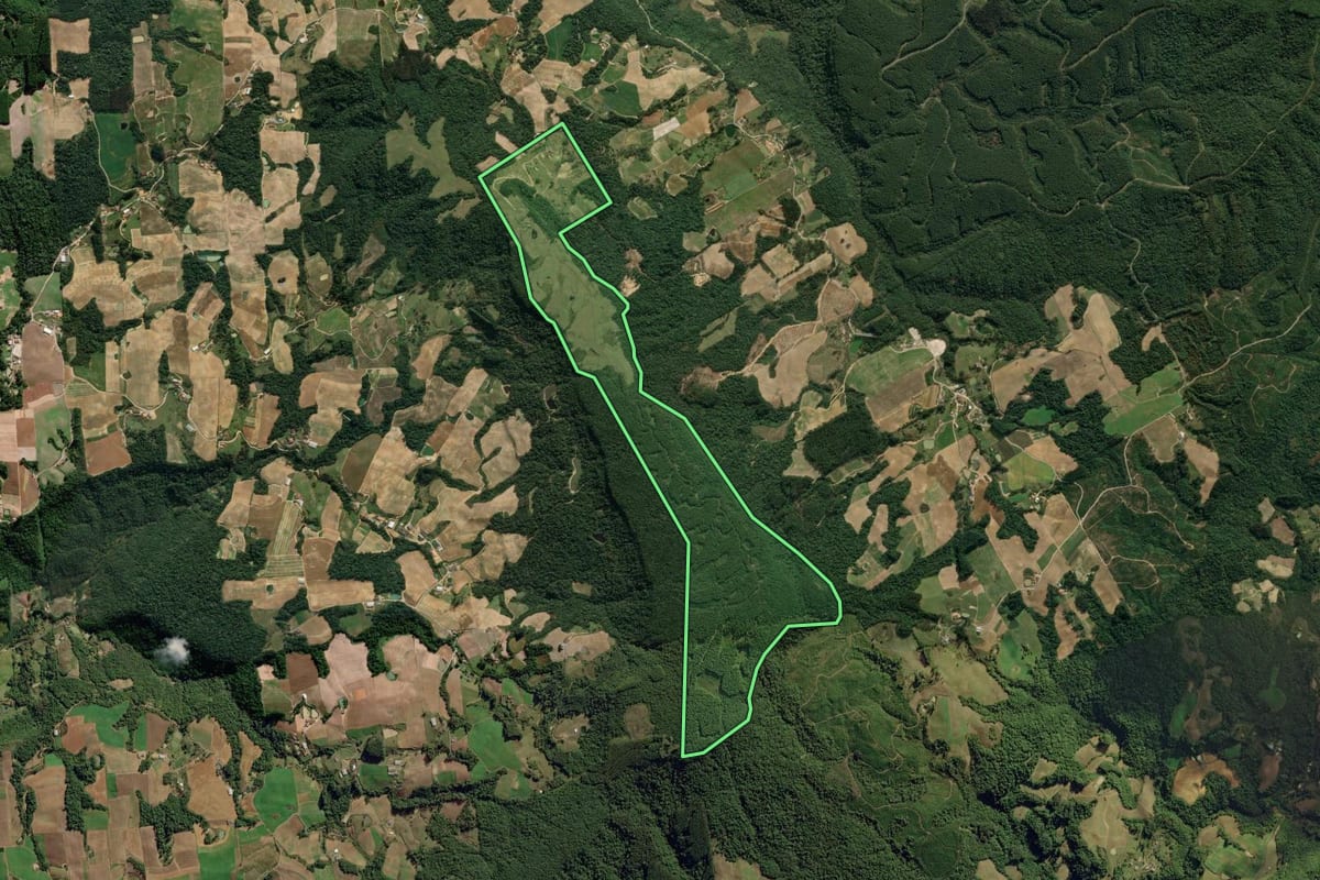 Imagem de satélite do imóvel rural em Aurora (SC), com o contorno declarado no CAR desenhado por cima.