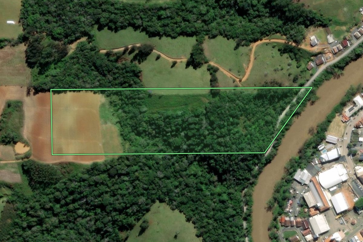 Imagem de satélite do imóvel rural em Aurora (SC), com o contorno declarado no CAR desenhado por cima.