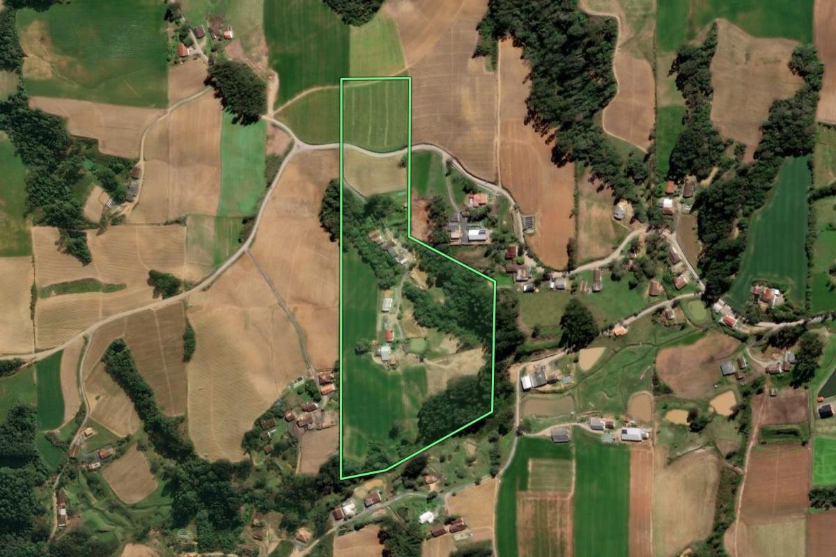 Imagem de satélite do imóvel rural em Aurora (SC), com o contorno declarado no CAR desenhado por cima.
