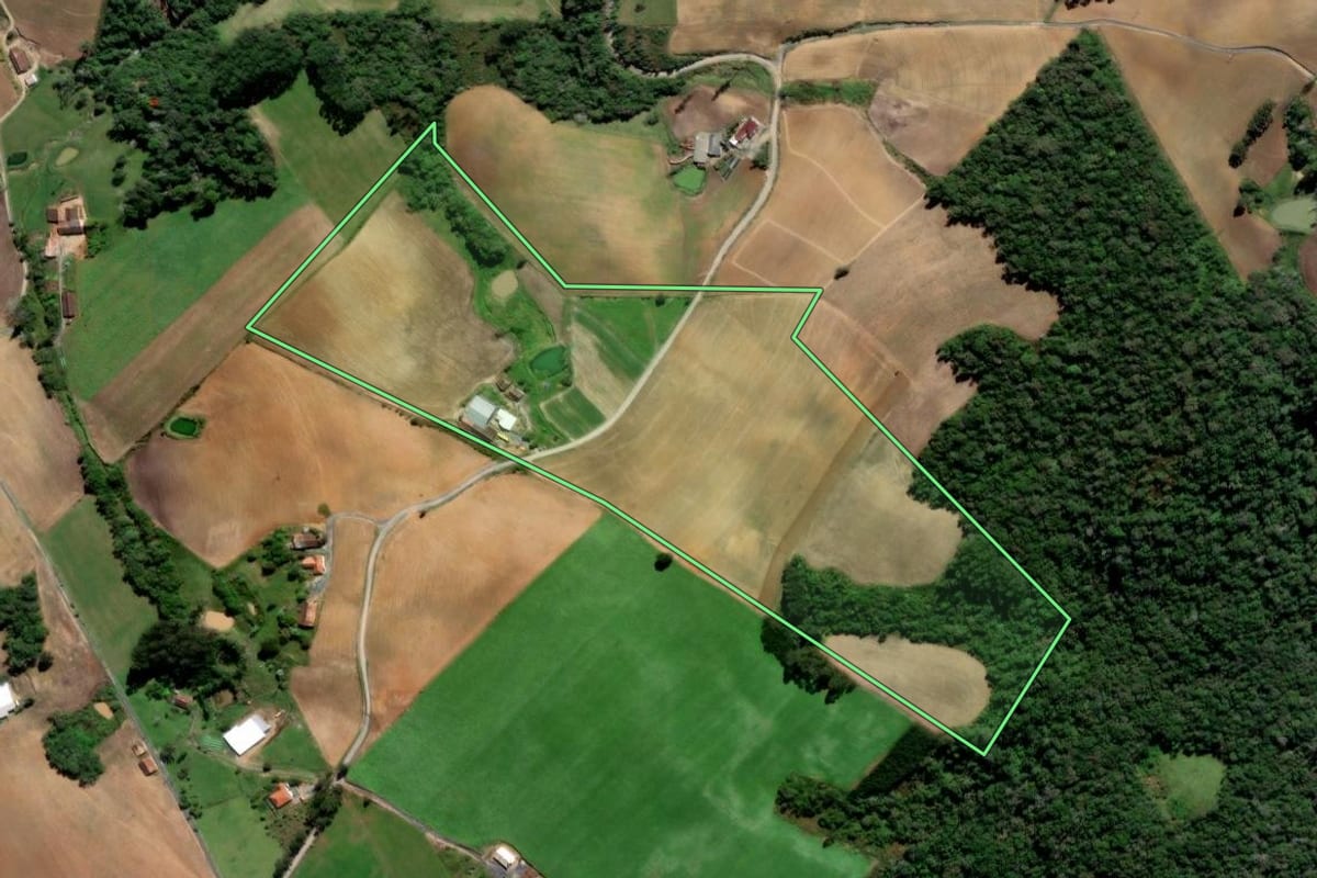 Imagem de satélite do imóvel rural em Aurora (SC), com o contorno declarado no CAR desenhado por cima.