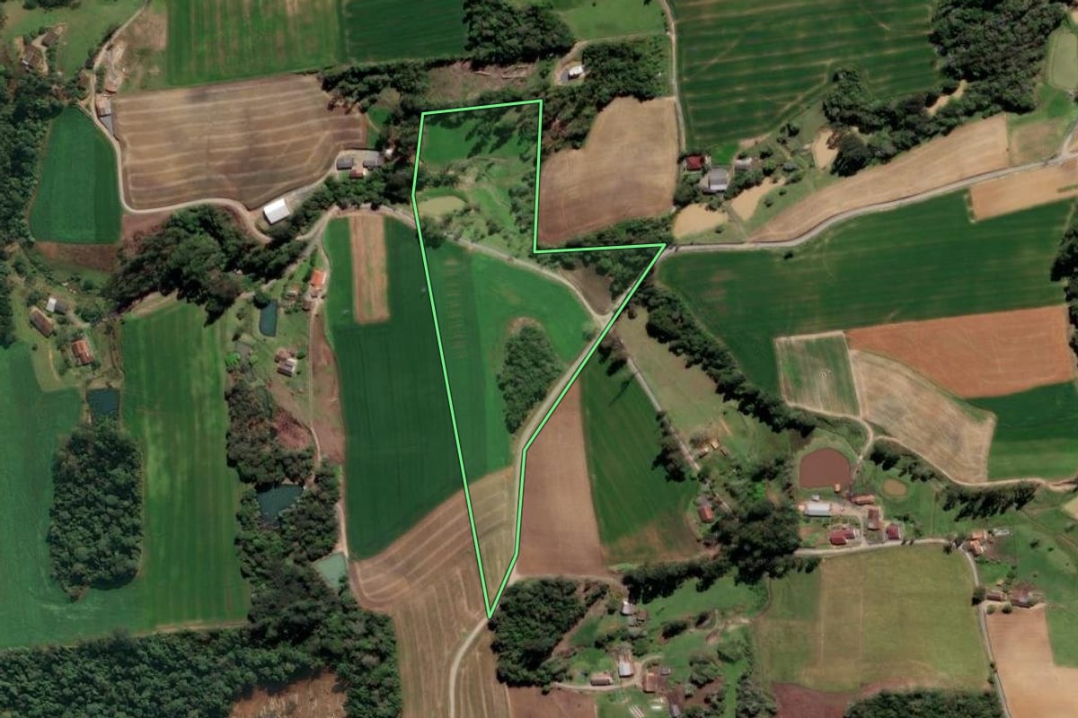 Imagem de satélite do imóvel rural em Aurora (SC), com o contorno declarado no CAR desenhado por cima.