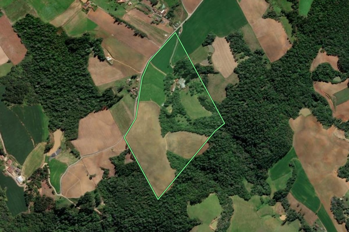 Imagem de satélite do imóvel rural em Aurora (SC), com o contorno declarado no CAR desenhado por cima.