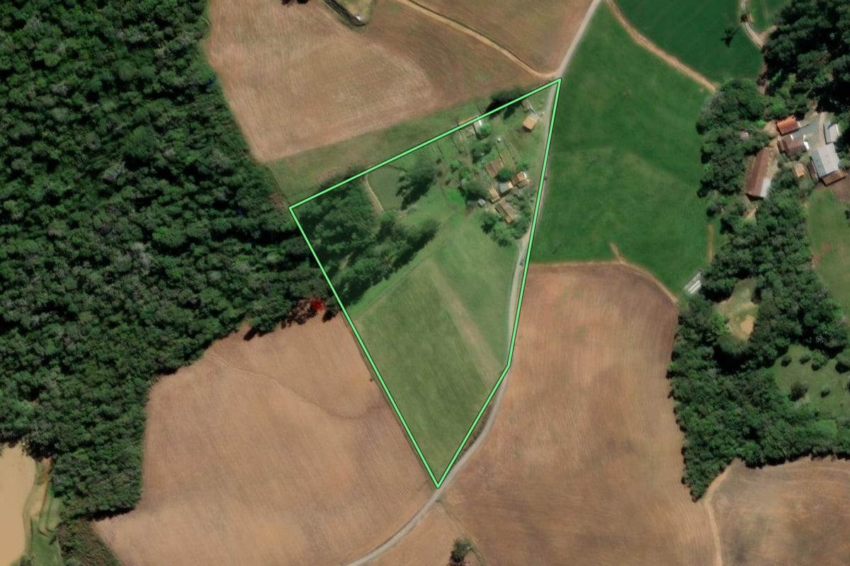 Imagem de satélite do imóvel rural em Aurora (SC), com o contorno declarado no CAR desenhado por cima.