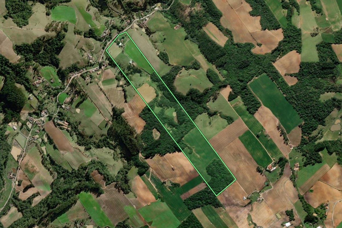 Imagem de satélite do imóvel rural em Aurora (SC), com o contorno declarado no CAR desenhado por cima.