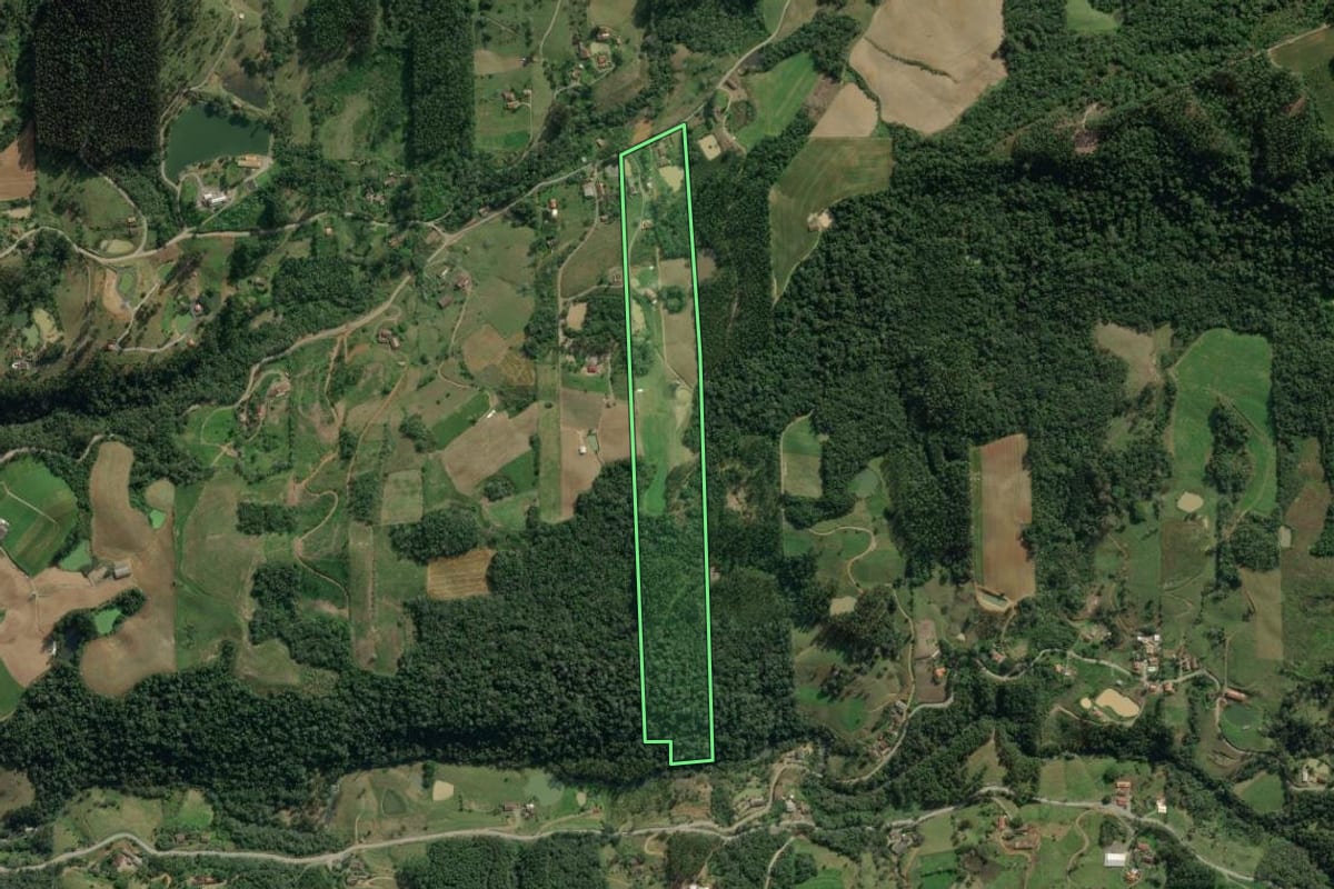 Imagem de satélite do imóvel rural em Aurora (SC), com o contorno declarado no CAR desenhado por cima.