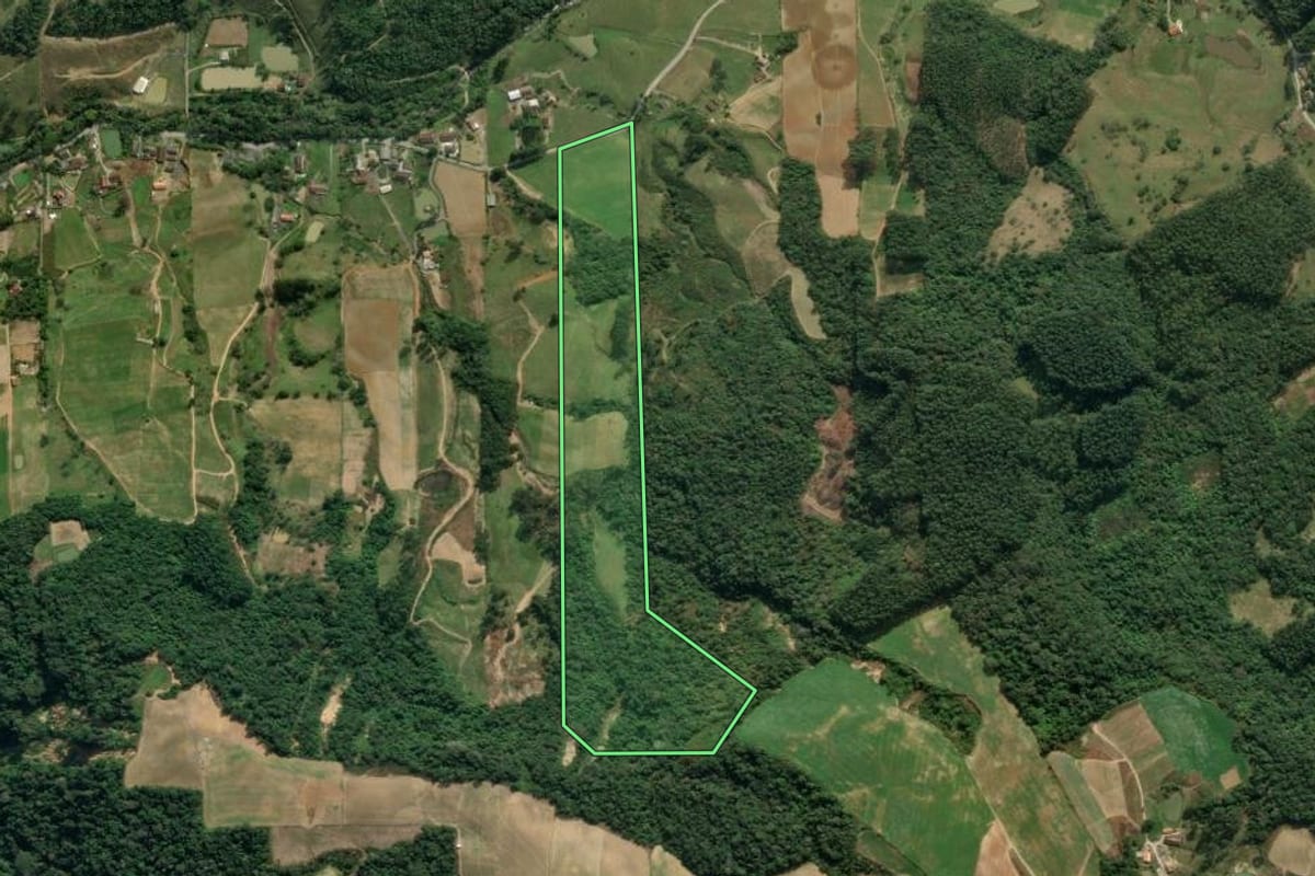 Imagem de satélite do imóvel rural em Aurora (SC), com o contorno declarado no CAR desenhado por cima.