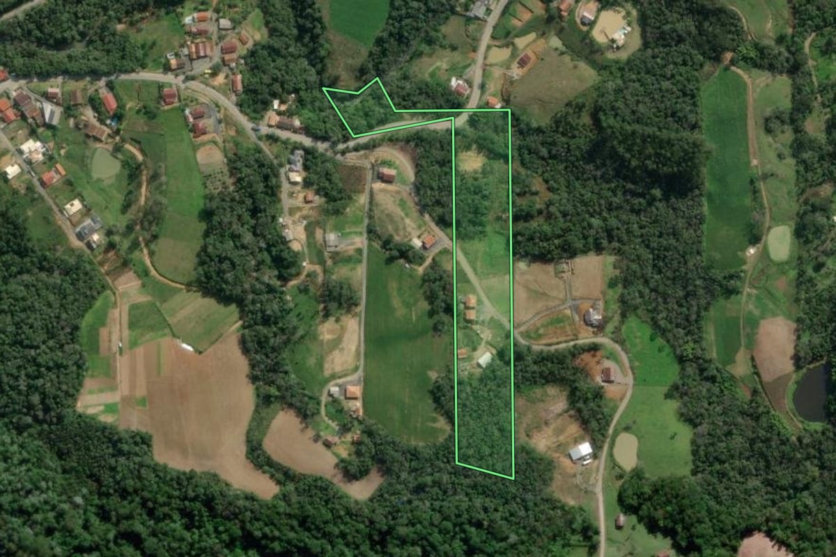 Imagem de satélite do imóvel rural em Aurora (SC), com o contorno declarado no CAR desenhado por cima.