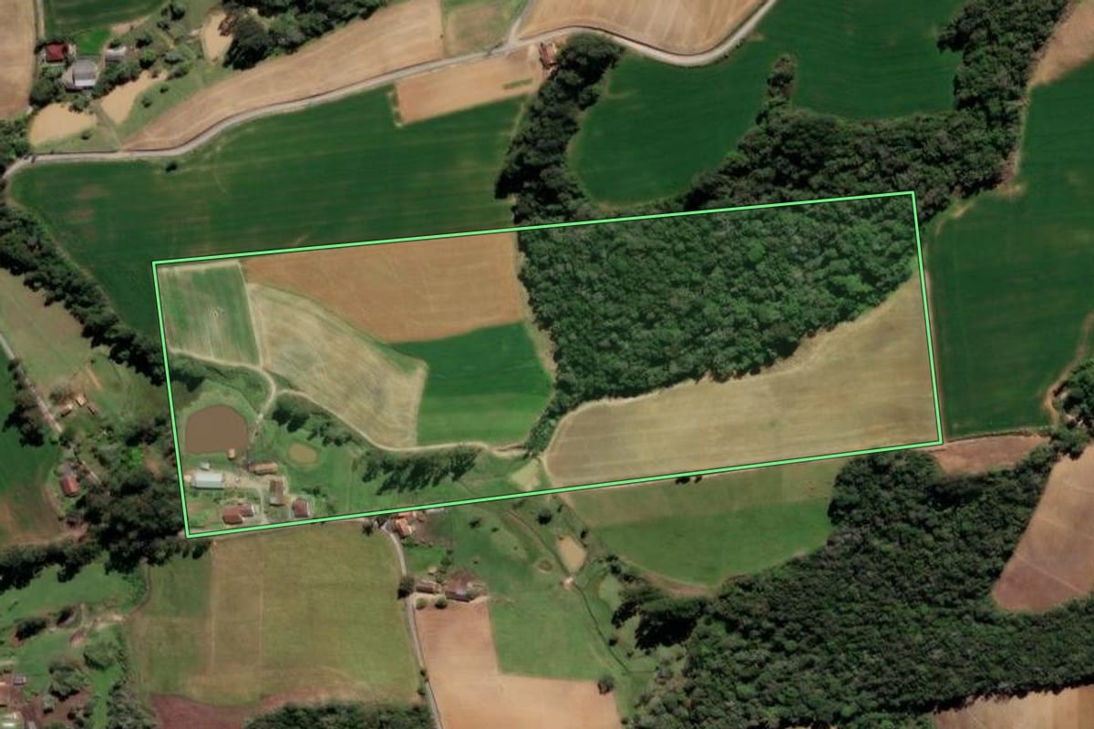 Imagem de satélite do imóvel rural em Aurora (SC), com o contorno declarado no CAR desenhado por cima.