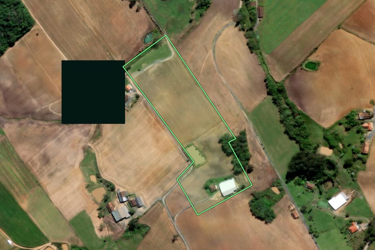 Imagem de satélite do imóvel rural em Aurora (SC), com o contorno declarado no CAR desenhado por cima.