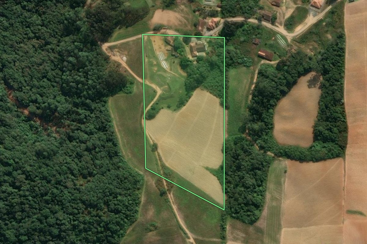 Imagem de satélite do imóvel rural em Aurora (SC), com o contorno declarado no CAR desenhado por cima.