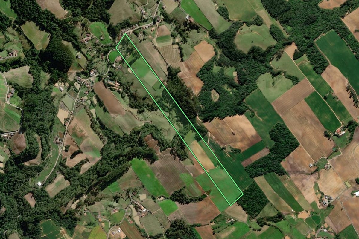 Imagem de satélite do imóvel rural em Aurora (SC), com o contorno declarado no CAR desenhado por cima.