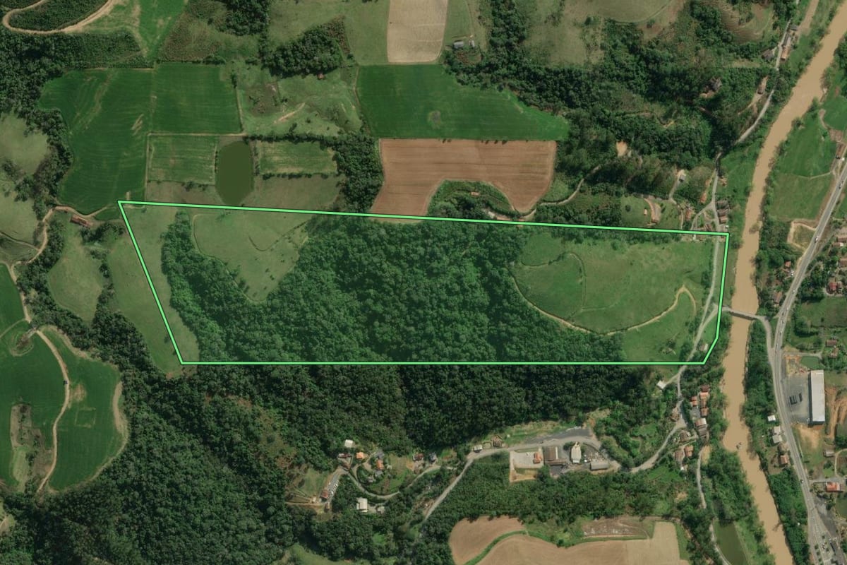 Imagem de satélite do imóvel rural em Aurora (SC), com o contorno declarado no CAR desenhado por cima.