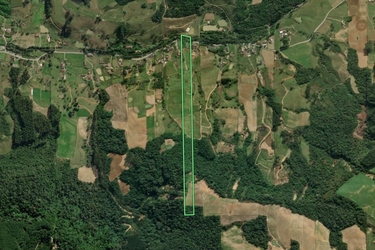 Imagem de satélite do imóvel rural em Aurora (SC), com o contorno declarado no CAR desenhado por cima.