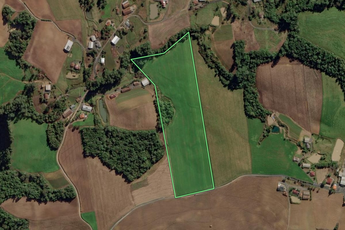Imagem de satélite do imóvel rural em Aurora (SC), com o contorno declarado no CAR desenhado por cima.