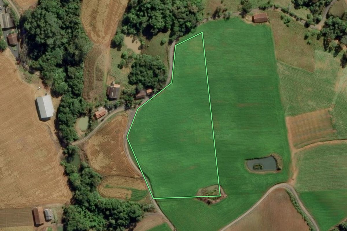 Imagem de satélite do imóvel rural em Aurora (SC), com o contorno declarado no CAR desenhado por cima.