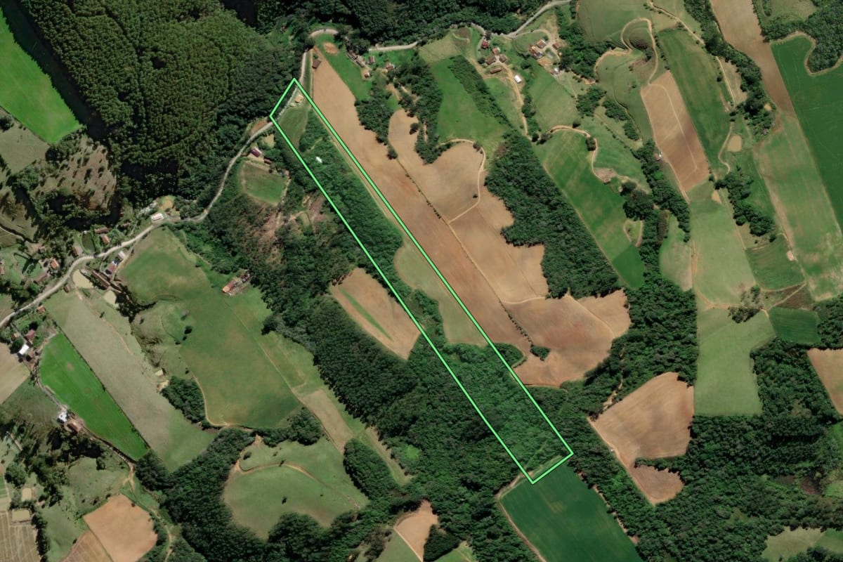 Imagem de satélite do imóvel rural em Aurora (SC), com o contorno declarado no CAR desenhado por cima.