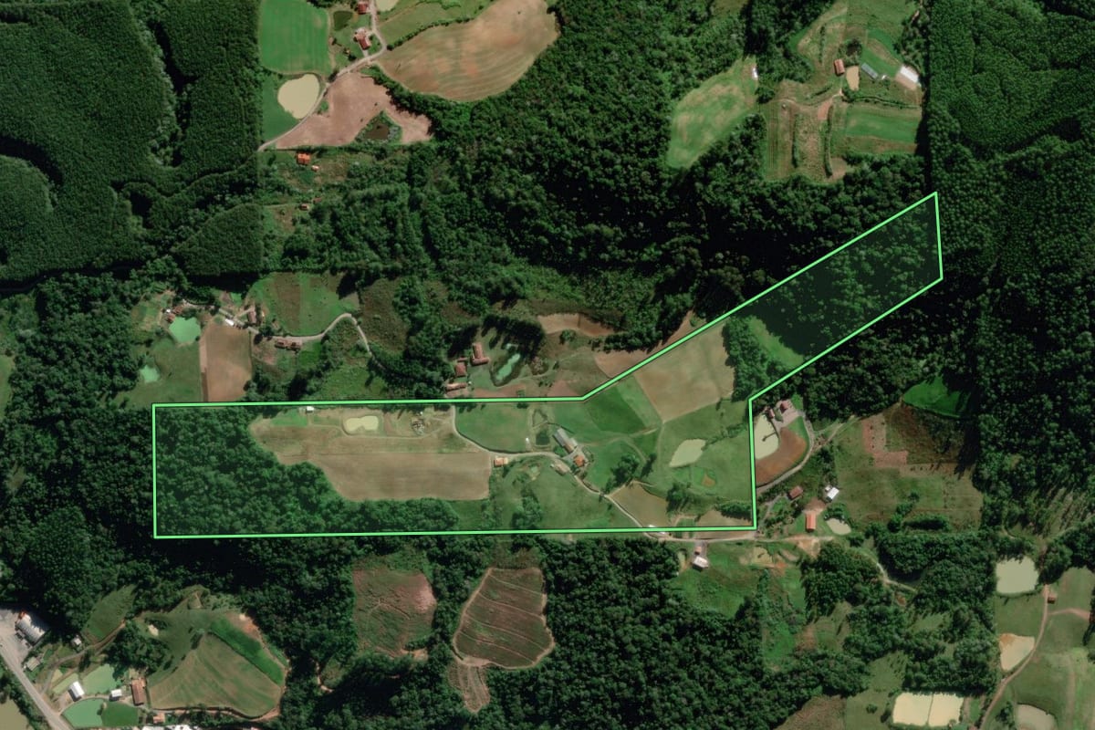 Imagem de satélite do imóvel rural em Aurora (SC), com o contorno declarado no CAR desenhado por cima.
