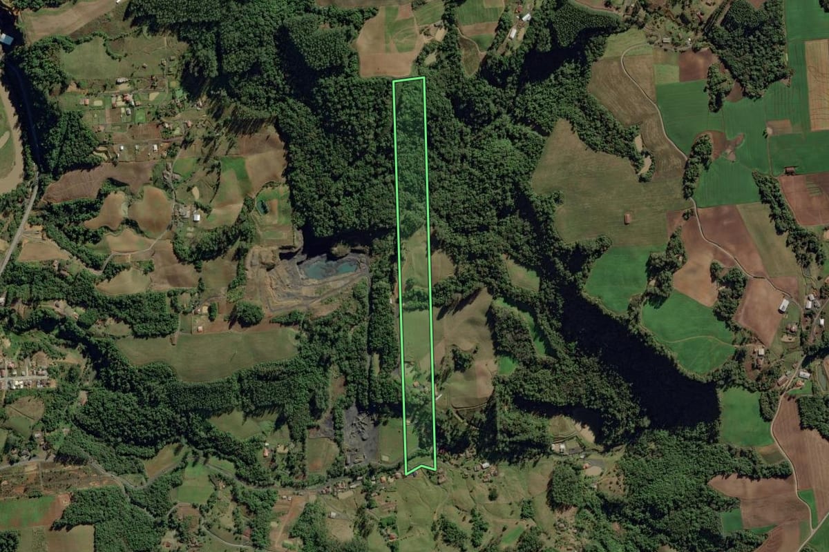 Imagem de satélite do imóvel rural em Aurora (SC), com o contorno declarado no CAR desenhado por cima.