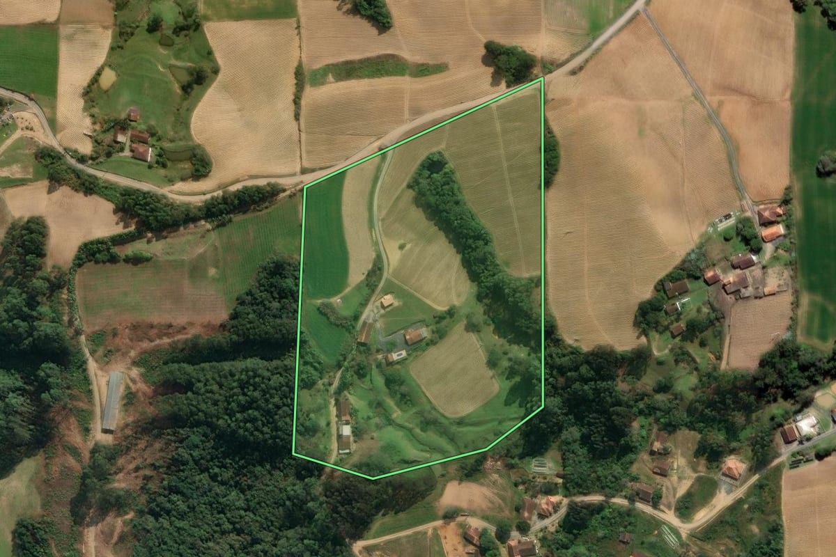 Imagem de satélite do imóvel rural em Aurora (SC), com o contorno declarado no CAR desenhado por cima.