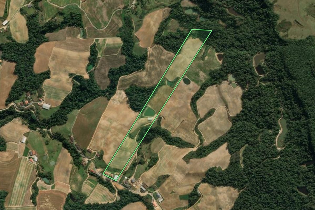 Imagem de satélite do imóvel rural em Aurora (SC), com o contorno declarado no CAR desenhado por cima.