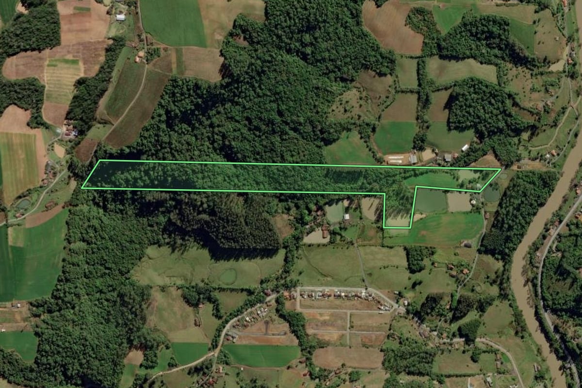 Imagem de satélite do imóvel rural em Aurora (SC), com o contorno declarado no CAR desenhado por cima.