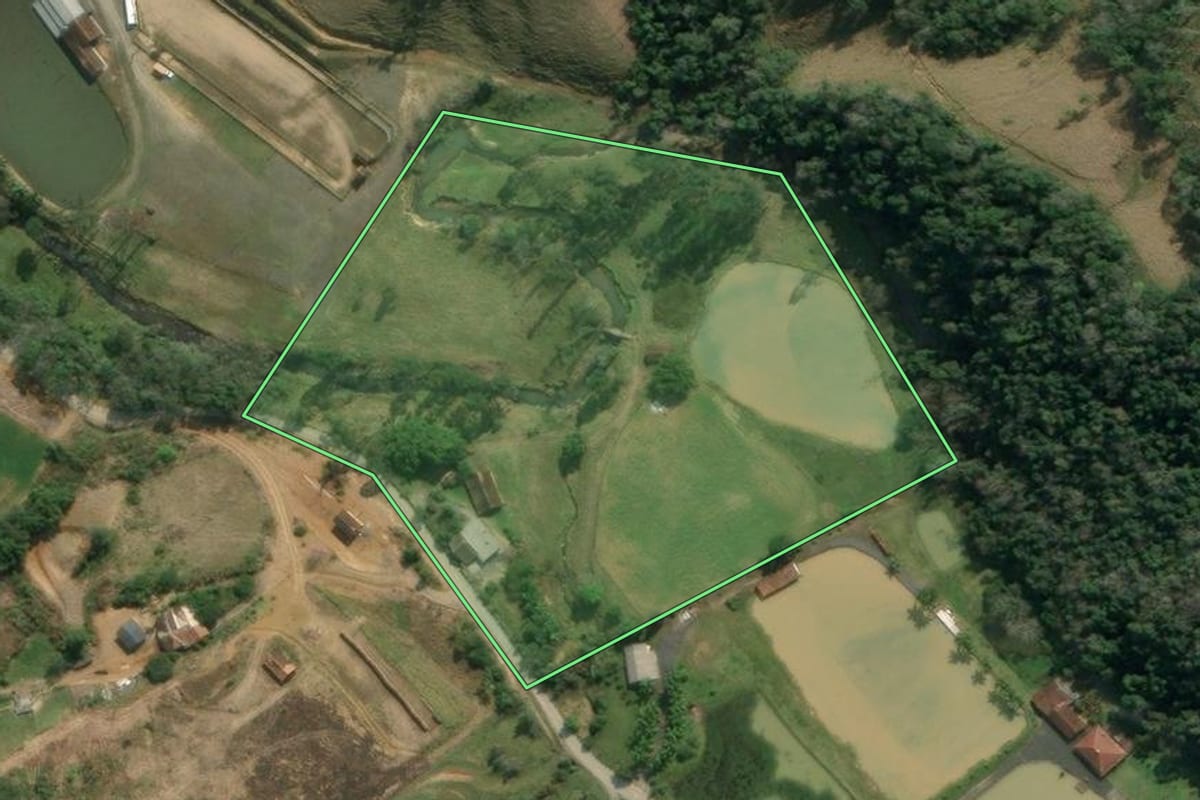 Imagem de satélite do imóvel rural em Aurora (SC), com o contorno declarado no CAR desenhado por cima.