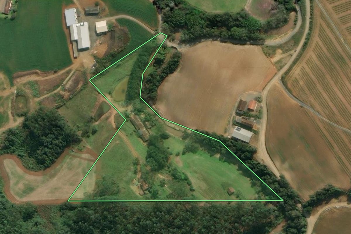 Imagem de satélite do imóvel rural em Aurora (SC), com o contorno declarado no CAR desenhado por cima.