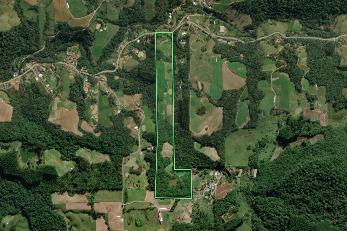 Imagem de satélite do imóvel rural em Aurora (SC), com o contorno declarado no CAR desenhado por cima.
