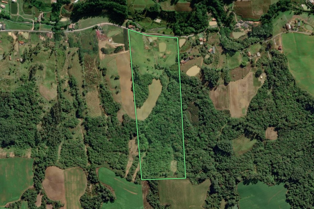 Imagem de satélite do imóvel rural em Aurora (SC), com o contorno declarado no CAR desenhado por cima.