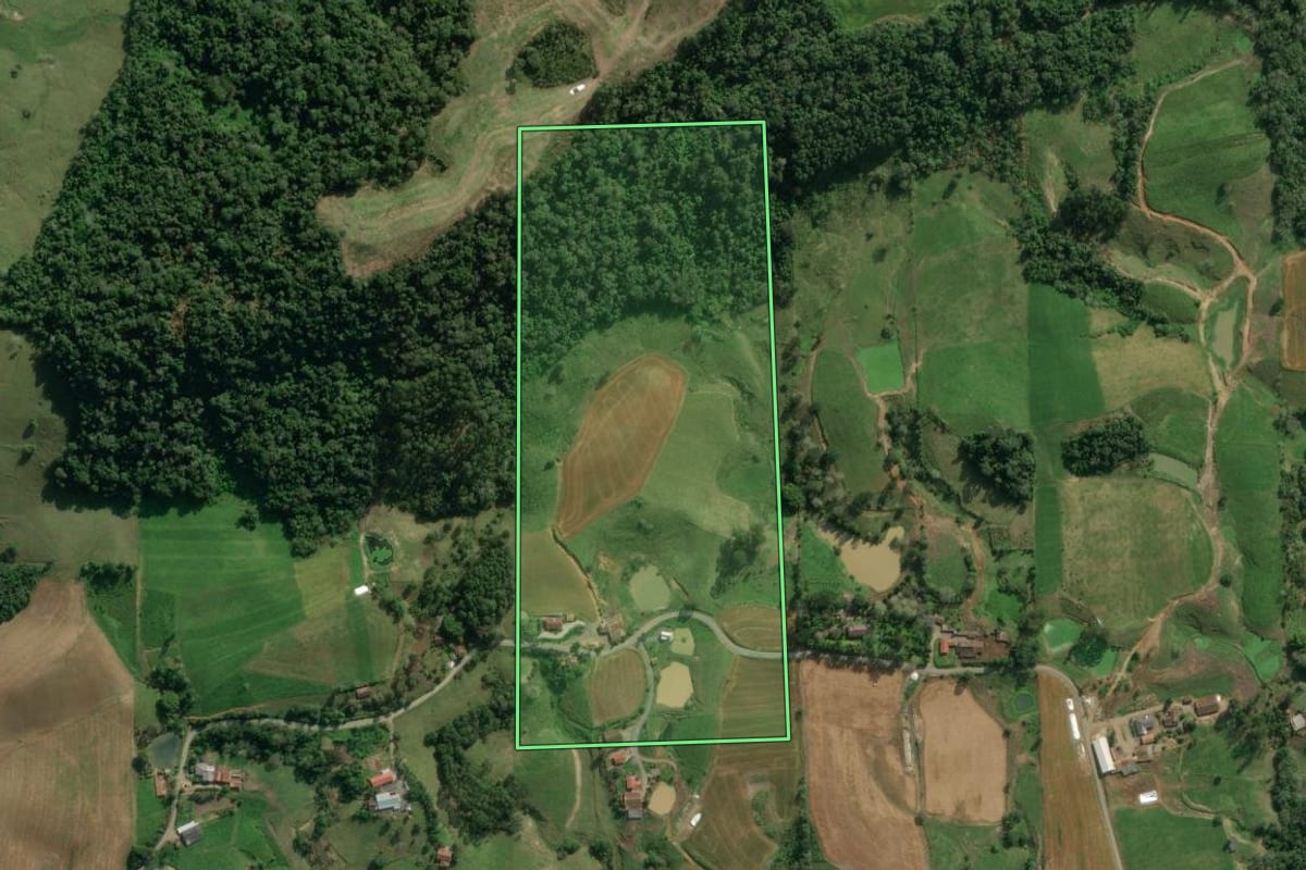 Imagem de satélite do imóvel rural em Aurora (SC), com o contorno declarado no CAR desenhado por cima.