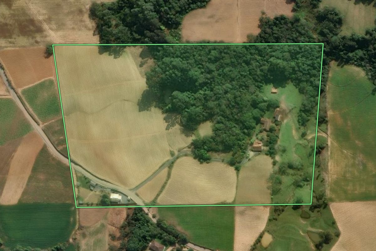 Imagem de satélite do imóvel rural em Aurora (SC), com o contorno declarado no CAR desenhado por cima.