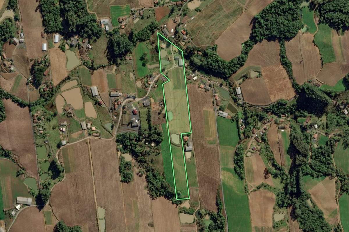 Imagem de satélite do imóvel rural em Aurora (SC), com o contorno declarado no CAR desenhado por cima.