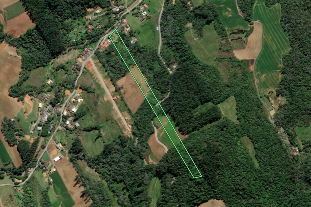 Imagem de satélite do imóvel rural em Aurora (SC), com o contorno declarado no CAR desenhado por cima.