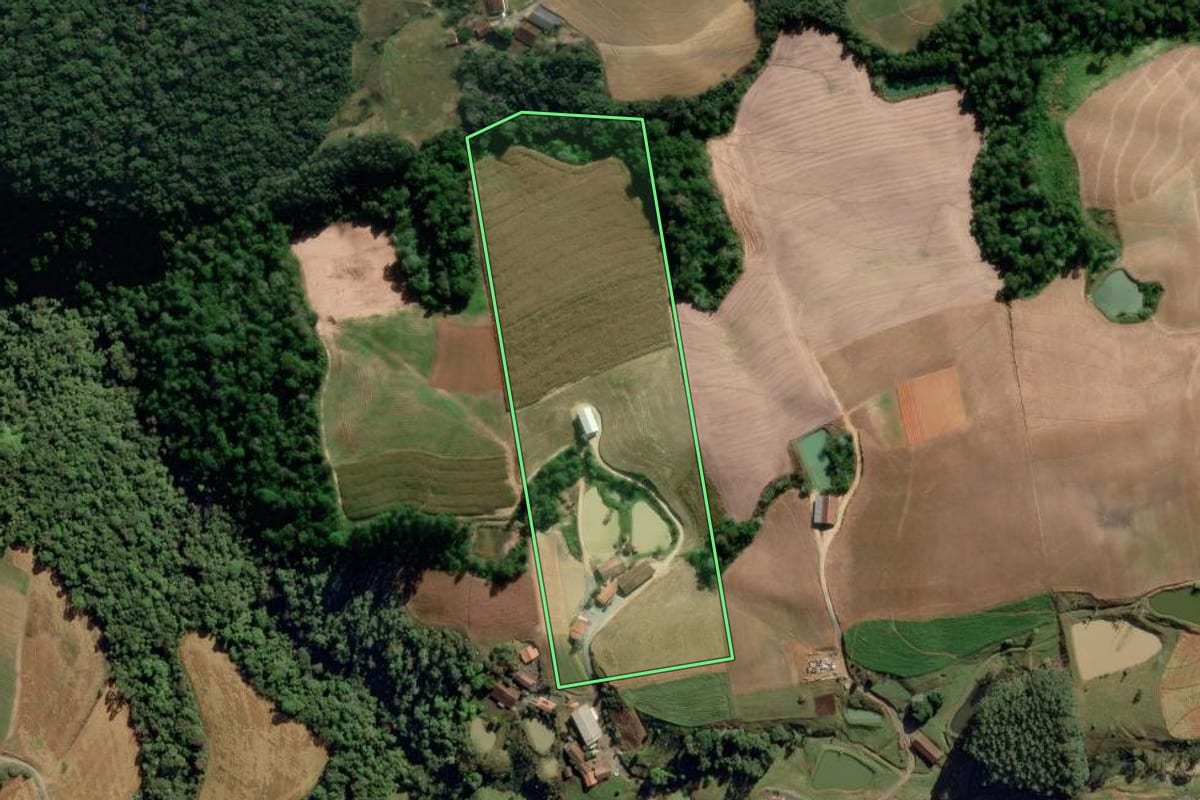 Imagem de satélite do imóvel rural em Aurora (SC), com o contorno declarado no CAR desenhado por cima.