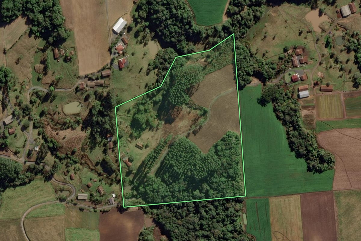 Imagem de satélite do imóvel rural em Aurora (SC), com o contorno declarado no CAR desenhado por cima.