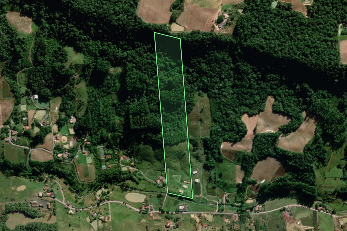 Imagem de satélite do imóvel rural em Aurora (SC), com o contorno declarado no CAR desenhado por cima.