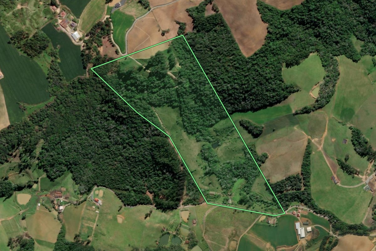 Imagem de satélite do imóvel rural em Aurora (SC), com o contorno declarado no CAR desenhado por cima.