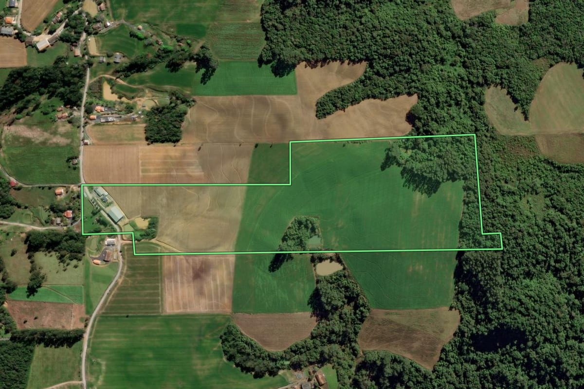 Imagem de satélite do imóvel rural em Aurora (SC), com o contorno declarado no CAR desenhado por cima.