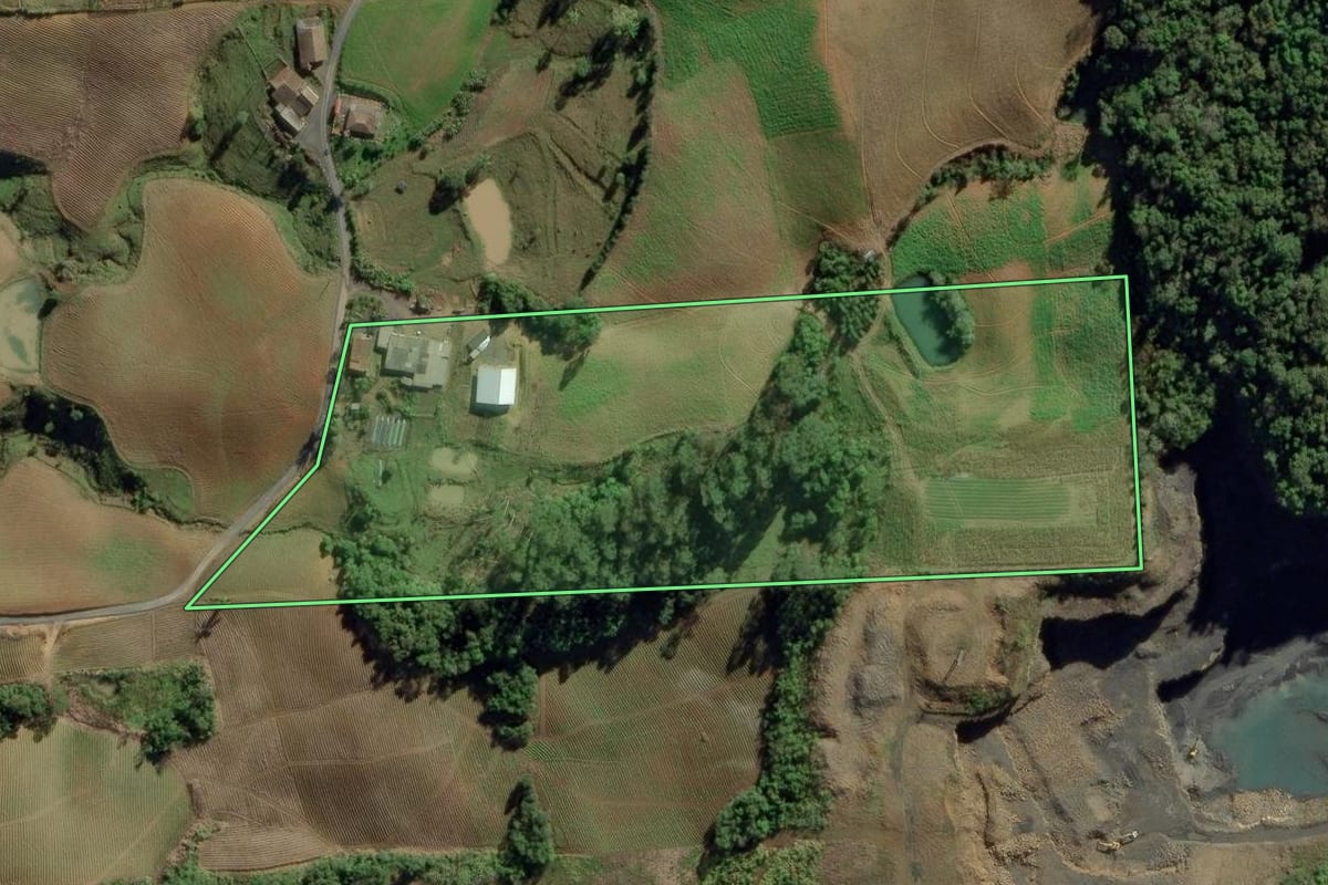 Imagem de satélite do imóvel rural em Aurora (SC), com o contorno declarado no CAR desenhado por cima.