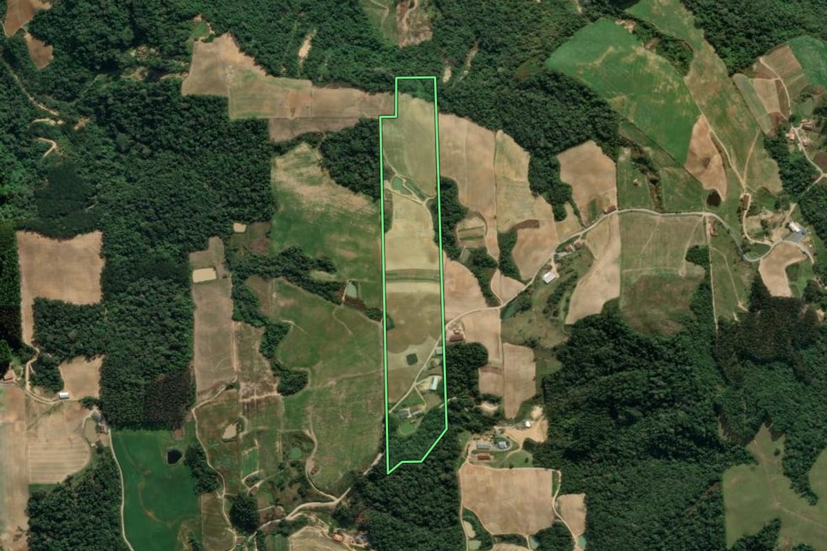 Imagem de satélite do imóvel rural em Aurora (SC), com o contorno declarado no CAR desenhado por cima.