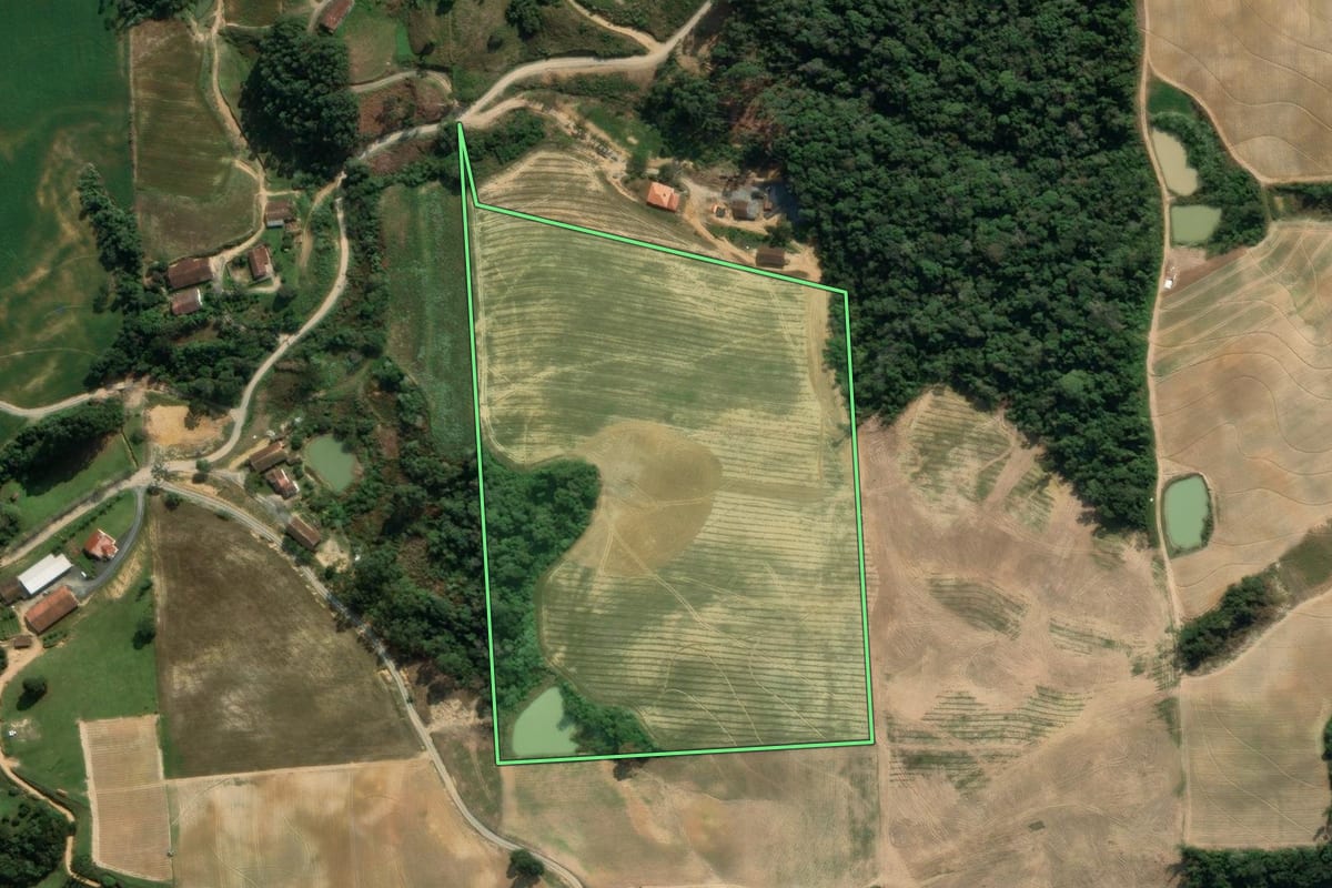 Imagem de satélite do imóvel rural em Aurora (SC), com o contorno declarado no CAR desenhado por cima.